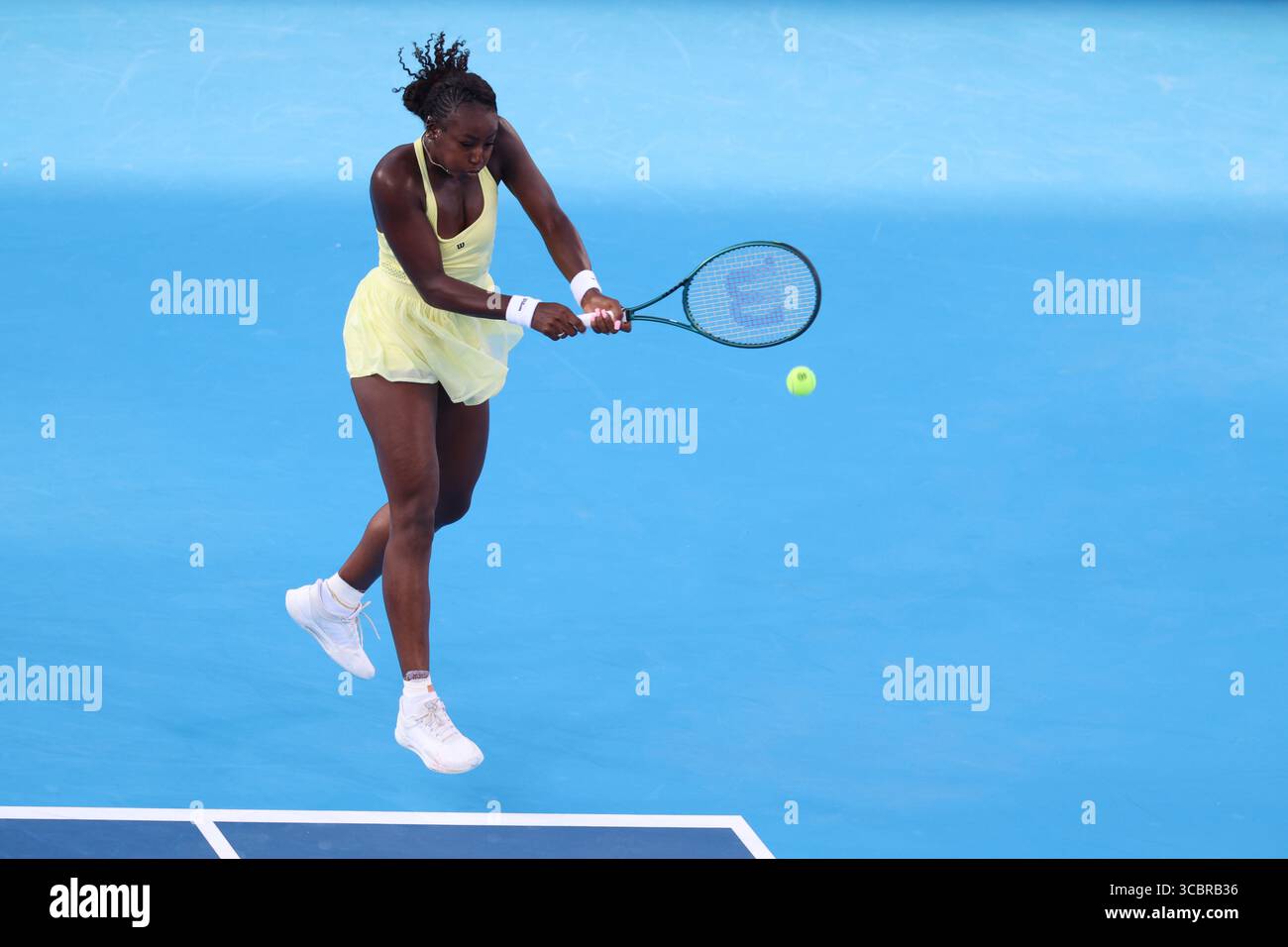 Mason, Ohio, USA. August 2025. Mason, Ohio; Cincinnati Open Tennis Turnier - 2025 08 08 - Alycia Parks spielt einen Ball gegen die Gegnerin Barbora Krejcikova. - Foto von Wally Nell/ZUMAPress (Foto: © Wally Nell/ZUMA Press Wire) NUR REDAKTIONELLE VERWENDUNG! Nicht für kommerzielle ZWECKE! Stockfoto
