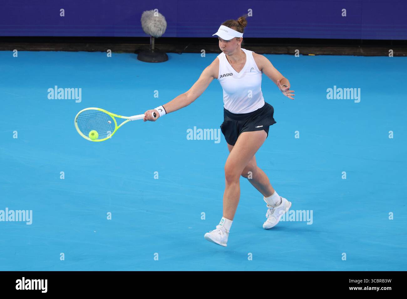 Mason, Ohio, USA. August 2025. Mason, Ohio; Cincinnati Open Tennis Turnier - 2025 08 08 - Barbora Krejcikova spielt einen Ball gegen die Gegnerin Alycia Parks. - Foto von Wally Nell/ZUMAPress (Foto: © Wally Nell/ZUMA Press Wire) NUR REDAKTIONELLE VERWENDUNG! Nicht für kommerzielle ZWECKE! Stockfoto