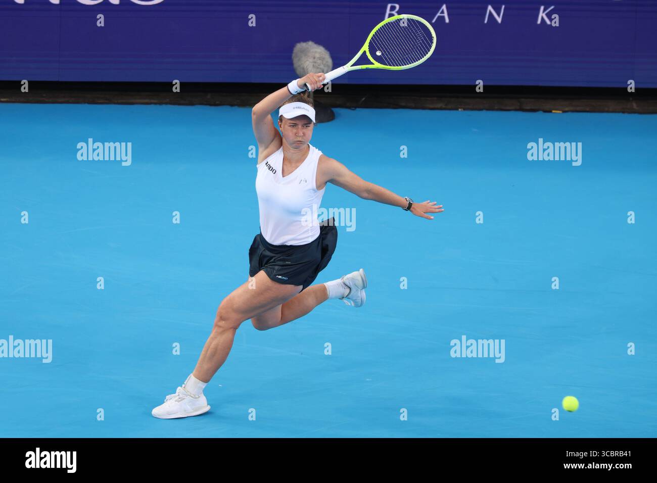 Mason, Ohio, USA. August 2025. Mason, Ohio; Cincinnati Open Tennis Turnier - 2025 08 08 - Barbora Krejcikova spielt einen Ball gegen die Gegnerin Alycia Parks. - Foto von Wally Nell/ZUMAPress (Foto: © Wally Nell/ZUMA Press Wire) NUR REDAKTIONELLE VERWENDUNG! Nicht für kommerzielle ZWECKE! Stockfoto