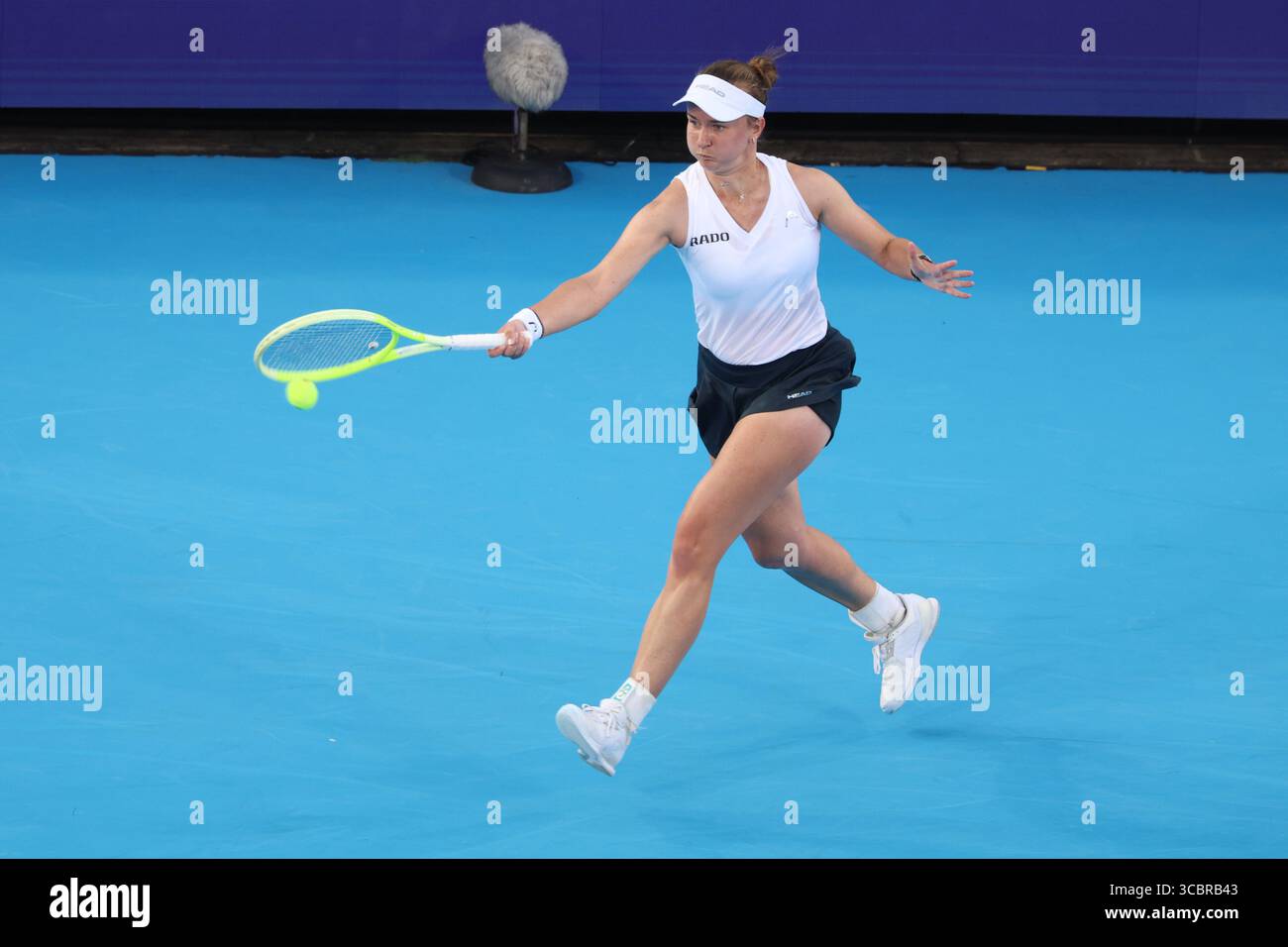 Mason, Ohio, USA. August 2025. Mason, Ohio; Cincinnati Open Tennis Turnier - 2025 08 08 - Barbora Krejcikova spielt einen Ball gegen die Gegnerin Alycia Parks. - Foto von Wally Nell/ZUMAPress (Foto: © Wally Nell/ZUMA Press Wire) NUR REDAKTIONELLE VERWENDUNG! Nicht für kommerzielle ZWECKE! Stockfoto