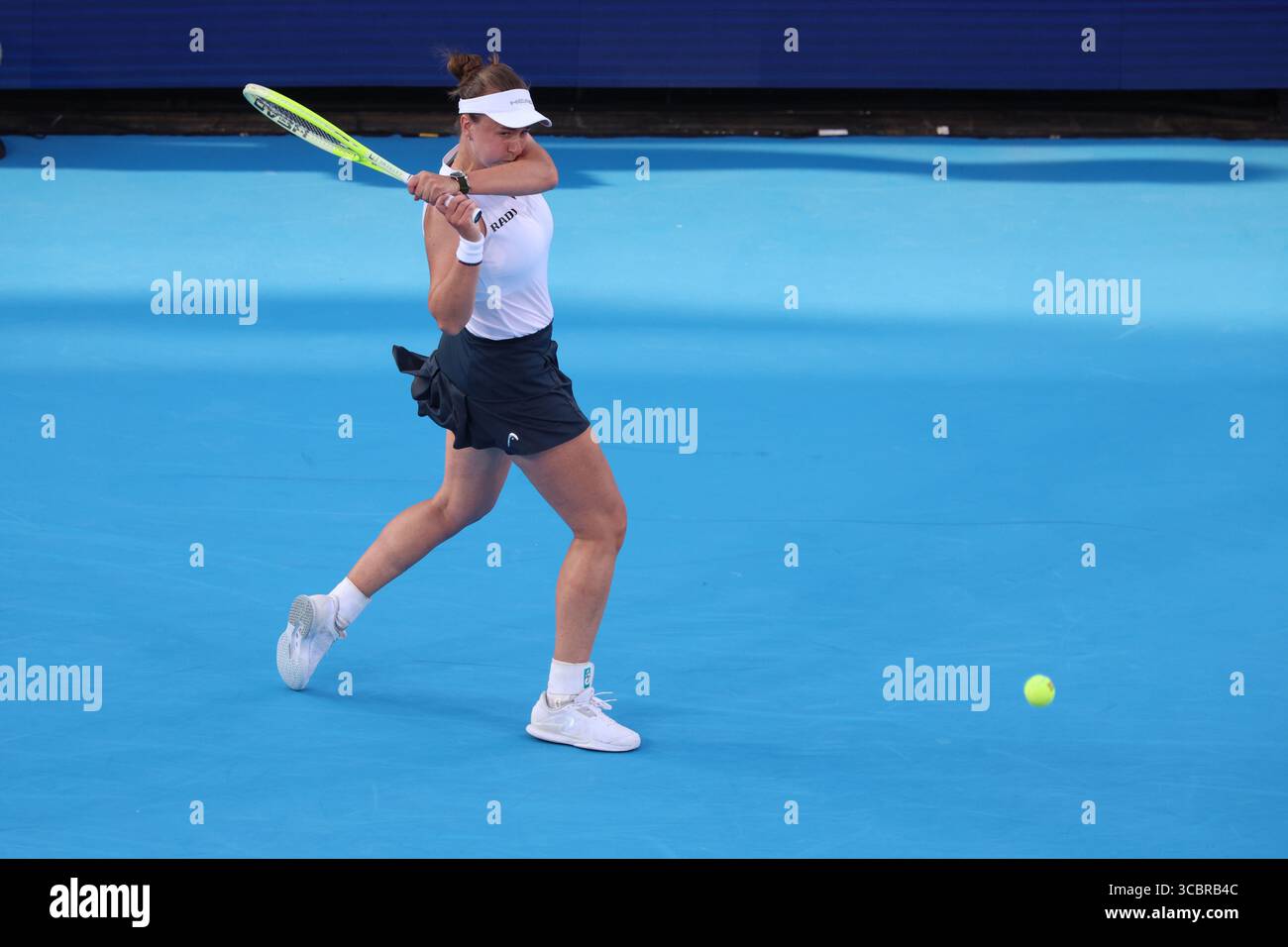 Mason, Ohio, USA. August 2025. Mason, Ohio; Cincinnati Open Tennis Turnier - 2025 08 08 - Barbora Krejcikova spielt einen Ball gegen die Gegnerin Alycia Parks. - Foto von Wally Nell/ZUMAPress (Foto: © Wally Nell/ZUMA Press Wire) NUR REDAKTIONELLE VERWENDUNG! Nicht für kommerzielle ZWECKE! Stockfoto
