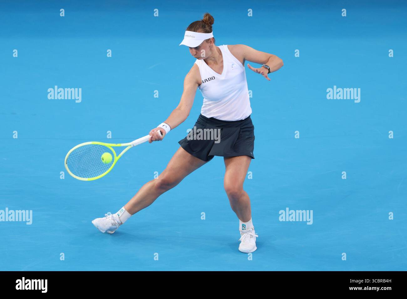Mason, Ohio, USA. August 2025. Mason, Ohio; Cincinnati Open Tennis Turnier - 2025 08 08 - Barbora Krejcikova spielt einen Ball gegen die Gegnerin Alycia Parks. - Foto von Wally Nell/ZUMAPress (Foto: © Wally Nell/ZUMA Press Wire) NUR REDAKTIONELLE VERWENDUNG! Nicht für kommerzielle ZWECKE! Stockfoto