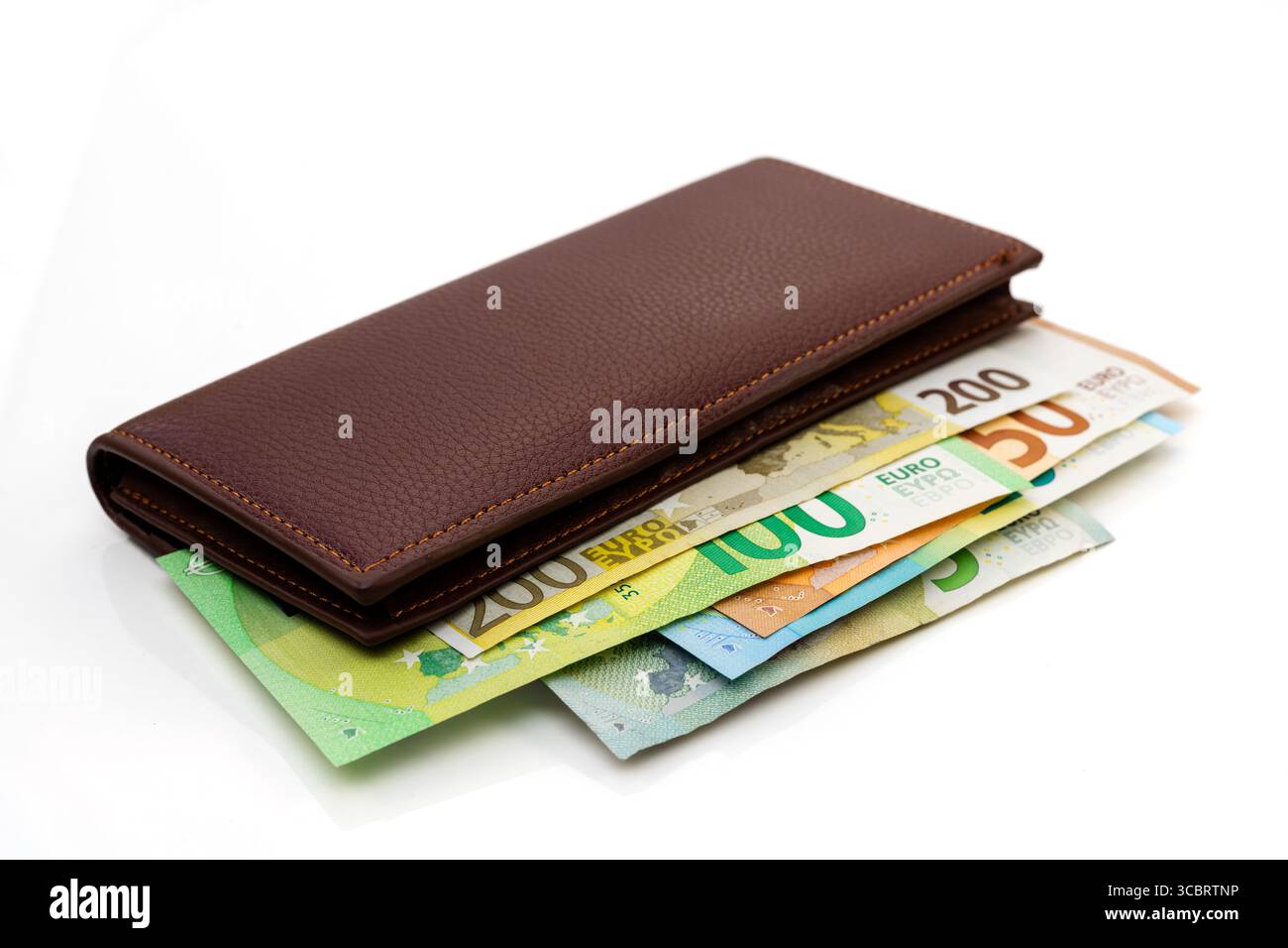 Braune Ledergeldbörse mit Euro-Banknoten. Finanzkonzept. Stockfoto