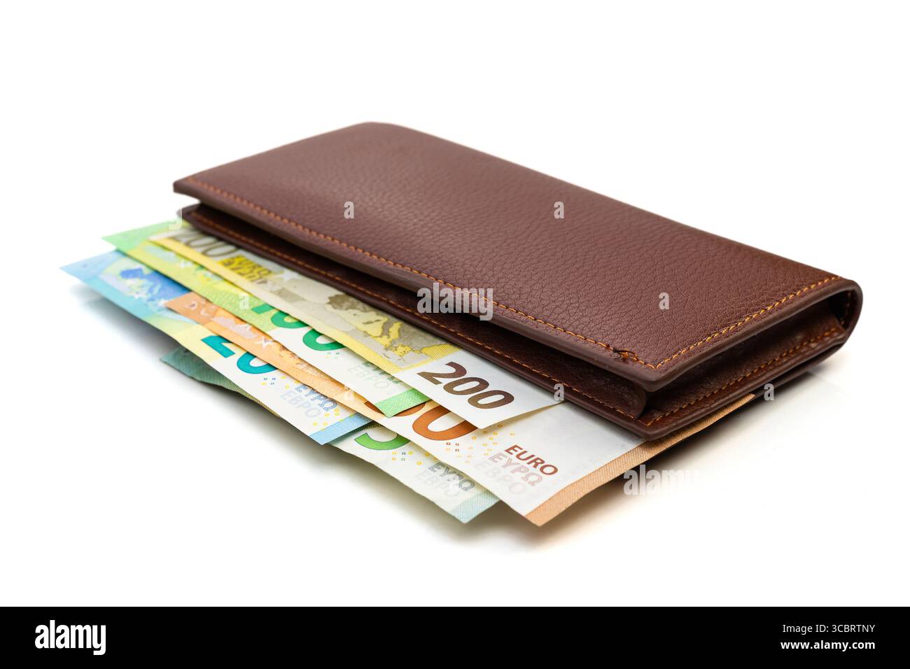Euro-Banknoten in brauner Ledertasche auf weißem Hintergrund. Geld-, Spar- und Finanzkonzept. Stockfoto