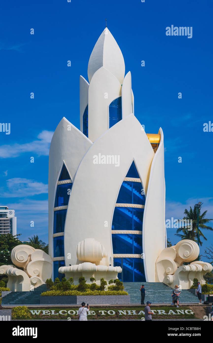 Der Lotusturm auf dem zentralen Platz neben dem Strand in Nha Trang Resort Stadt. NHA Trang, Vietnam - 21. Januar 2025 Stockfoto