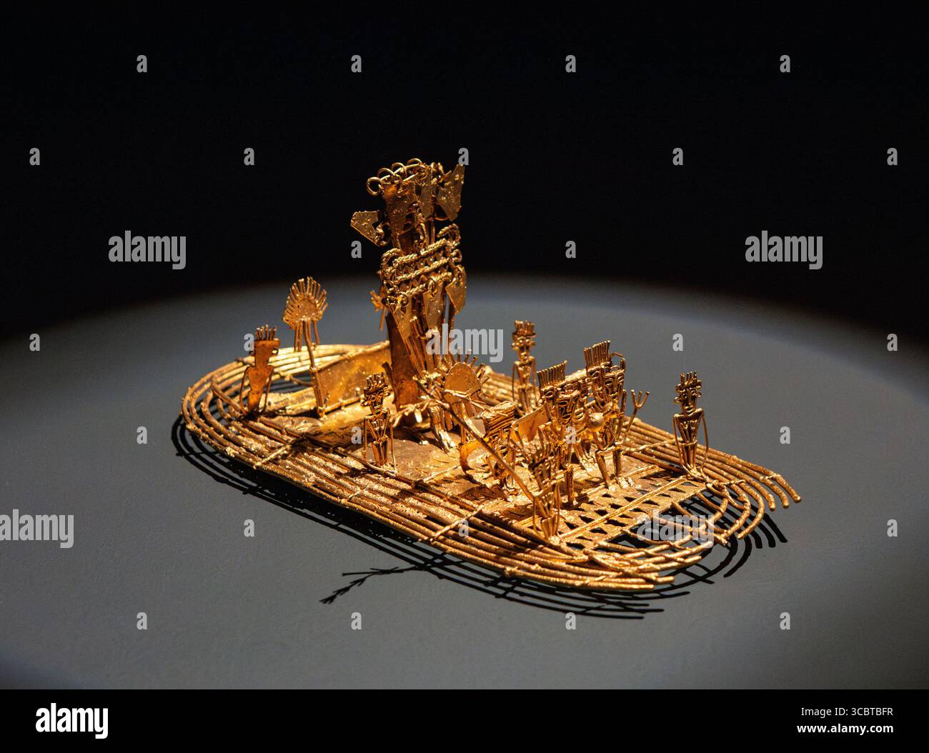 Eine atemberaubende Darstellung präkolumbischer Goldartefakte, die komplizierte Handwerkskunst aus Kolumbien zeigen, ausgestellt im Goldmuseum in Bogotá. Stockfoto