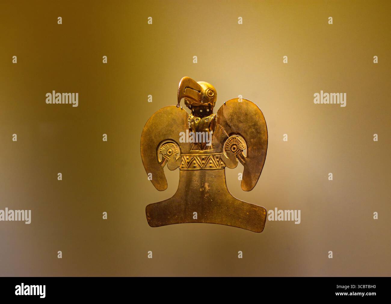 Eine atemberaubende Darstellung präkolumbischer Goldhandwerkskunst mit einer aufwendig gestalteten Vogelfigur im Goldmuseum in Bogotá. Stockfoto