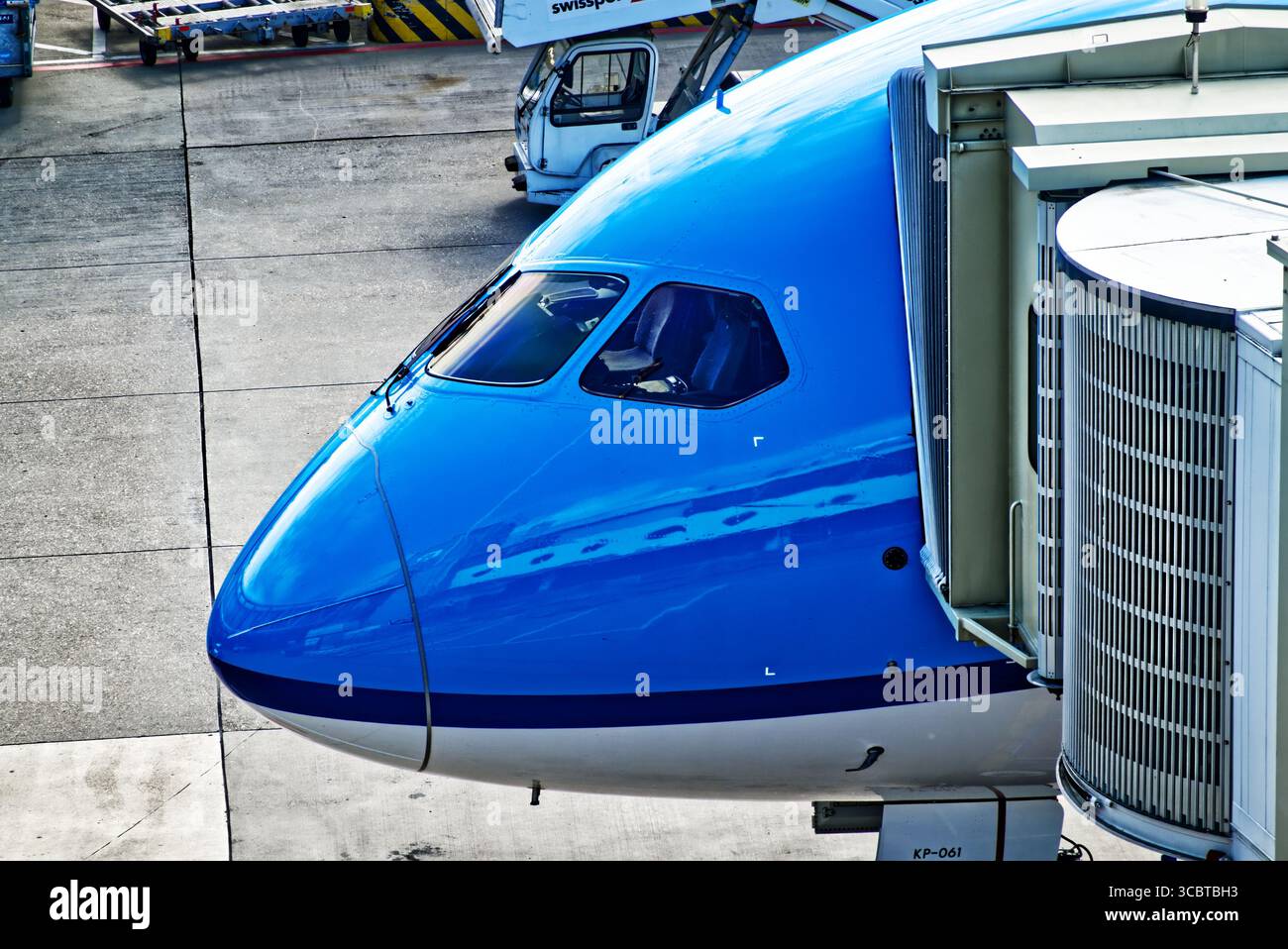 Amsterdam, niederlande, 10. juli 2025, elegantes, blau-weißes Passagierflugzeug, das am Flughafentor geparkt ist, mit der Jetbrücke verbunden, bereit für den Einstieg Stockfoto