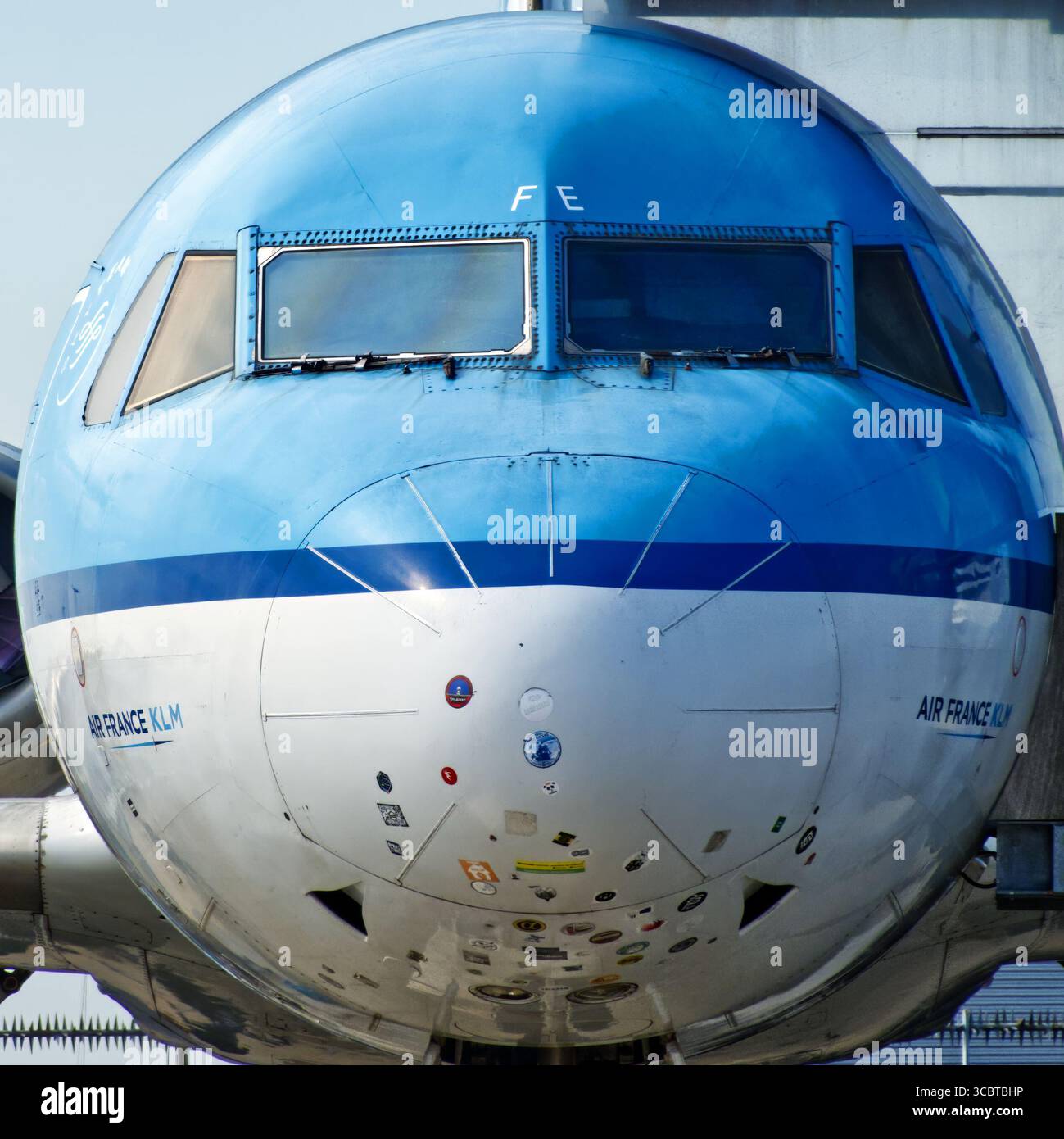 Amsterdam, niederlande, 10. juli 2025, das Flugzeug fokker 100, das auf einem Flughafen geparkt ist, mit Cockpitfenstern und einer Nase, die mit Aufklebern aus der Vergangenheit des bedeckt ist Stockfoto