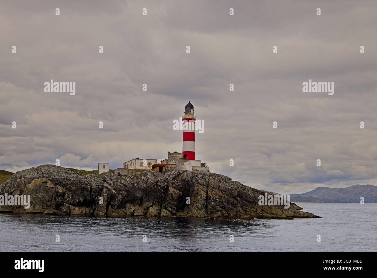 Scalpay Lighthouse, auch bekannt als Eilean Glas Lighthouse, unter einem bewölkten Himmel auf der Isle of Scalpay, Outer Hebrides, Schottland, Großbritannien Stockfoto