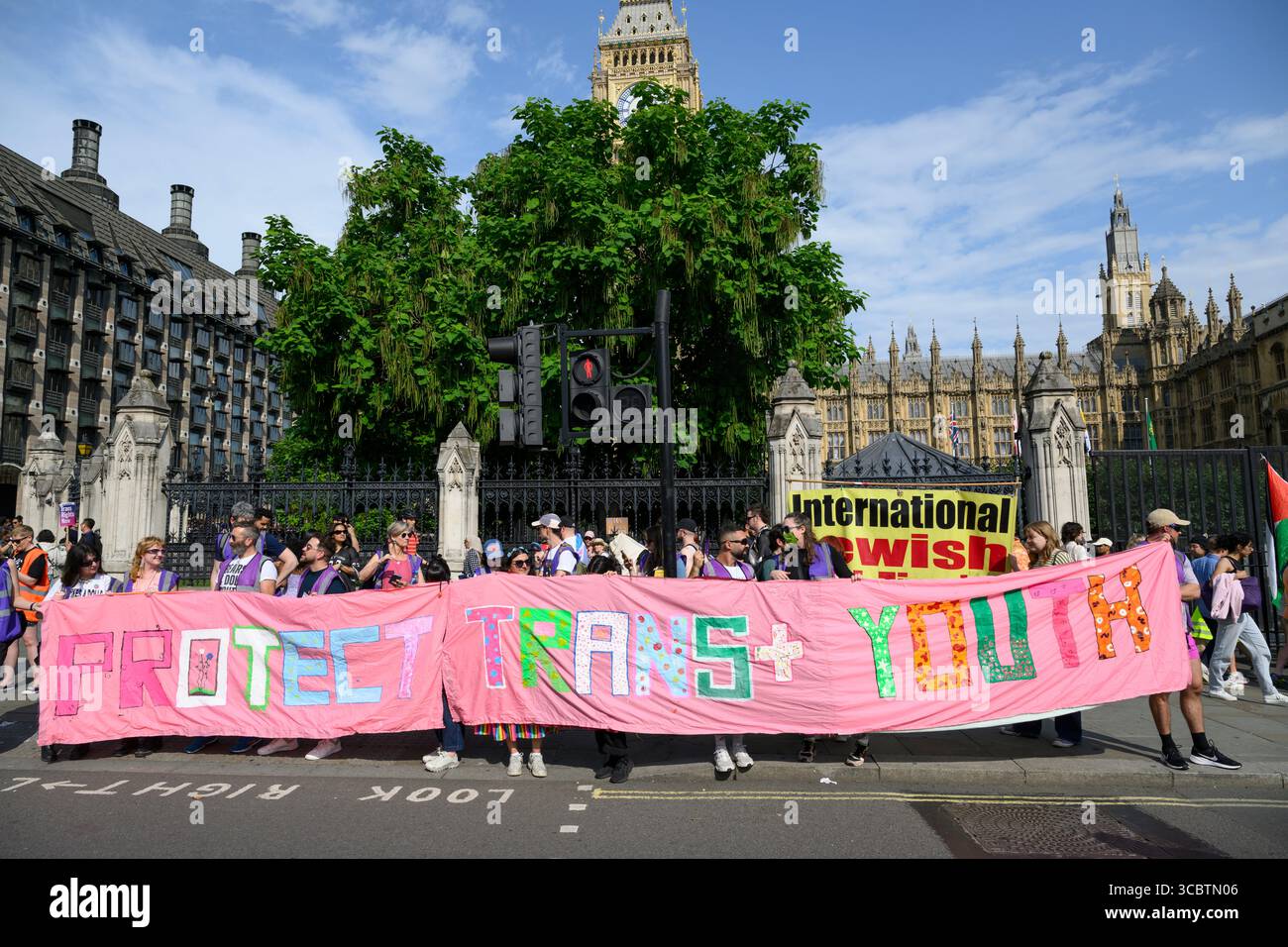marschmarsch auf dem London Trans+ Pride march versammeln sich zu einer endmarsch-Kundgebung am Parliament Square, der marsch begann am Langham Place. Parliament Square, Lo Stockfoto