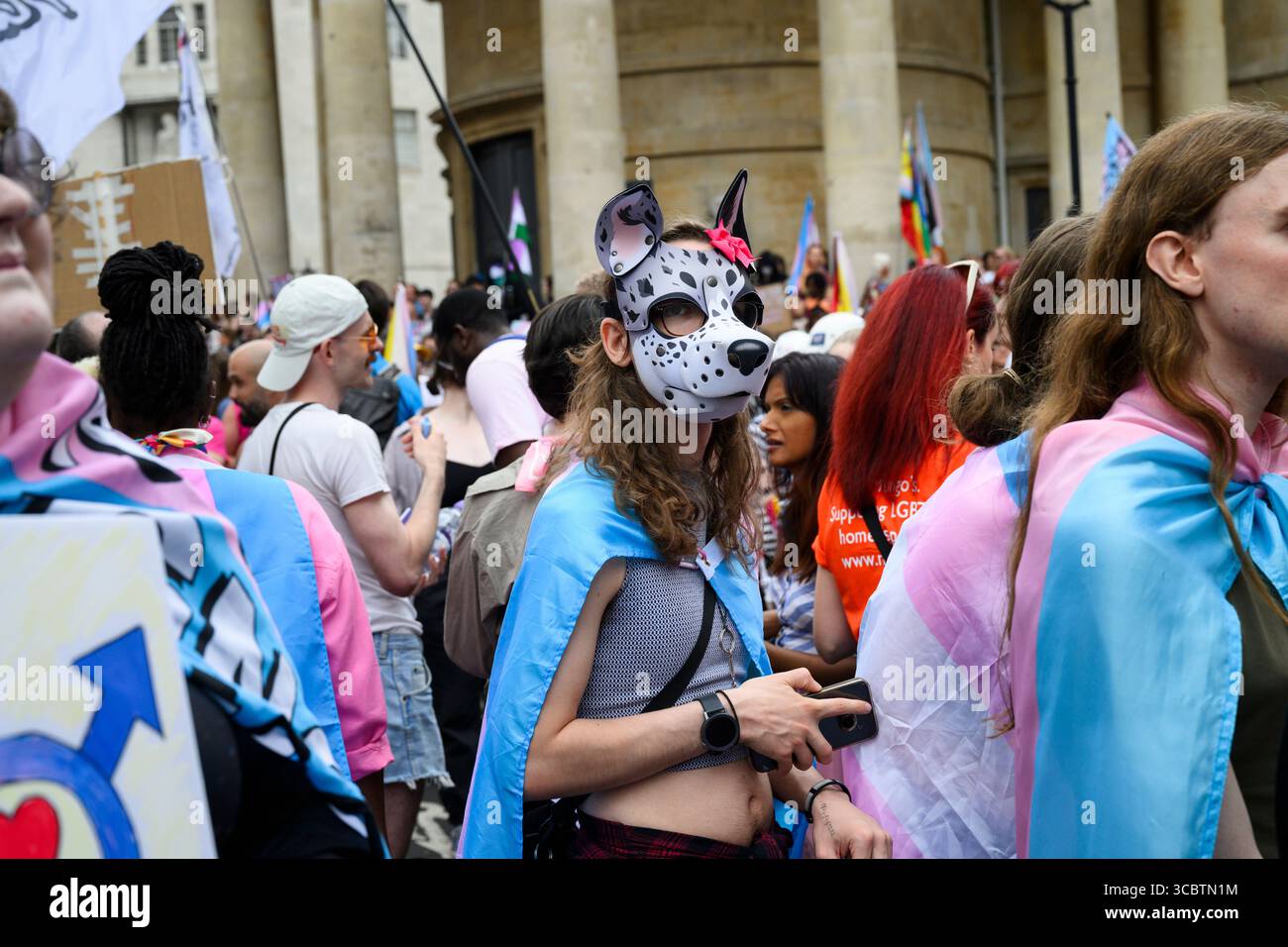 Zu Beginn des Londoner Trans+ Pride marsches treten marschierer für mehr Transgender-Rechte ein. Der marsch begann am Langham Place and End Stockfoto