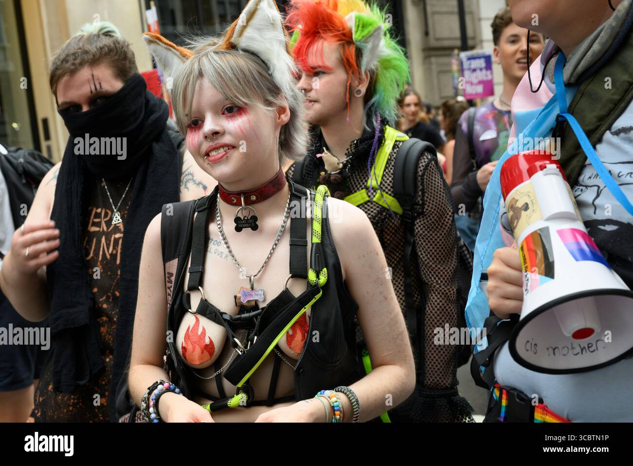 Zu Beginn des Londoner Trans+ Pride marsches treten marschierer für mehr Transgender-Rechte ein. Der marsch begann am Langham Place and End Stockfoto