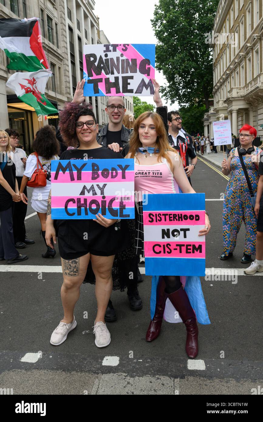 Zu Beginn des Londoner Trans+ Pride marsches treten marschierer für mehr Transgender-Rechte ein. Der marsch begann am Langham Place and End Stockfoto