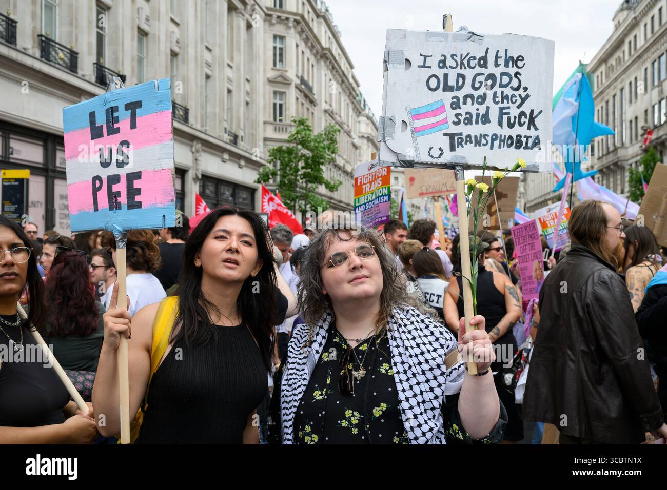 Zu Beginn des Londoner Trans+ Pride marsches treten marschierer für mehr Transgender-Rechte ein. Der marsch begann am Langham Place and End Stockfoto
