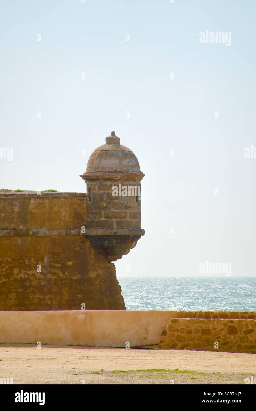 Burg von San Sebastian auf der Insel am Ende des Strandes von Caleta, verbunden mit einem Deich aus dem Jahre 1860 Cadiz Andalusien Spanien Europa Stockfoto