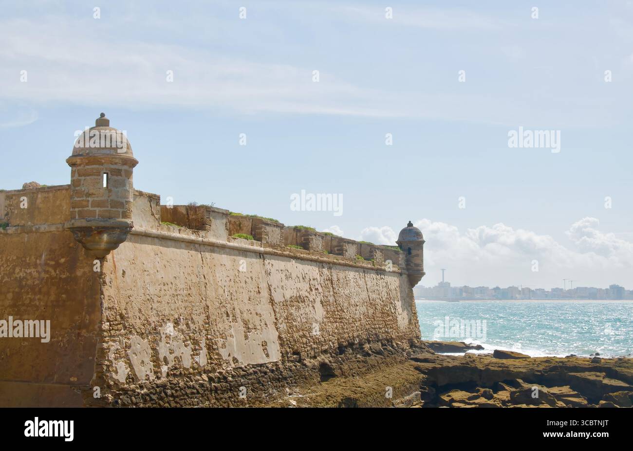 Burg von San Sebastian auf der Insel am Ende des Strandes von Caleta, verbunden mit einem Deich aus dem Jahre 1860 Cadiz Andalusien Spanien Europa Stockfoto