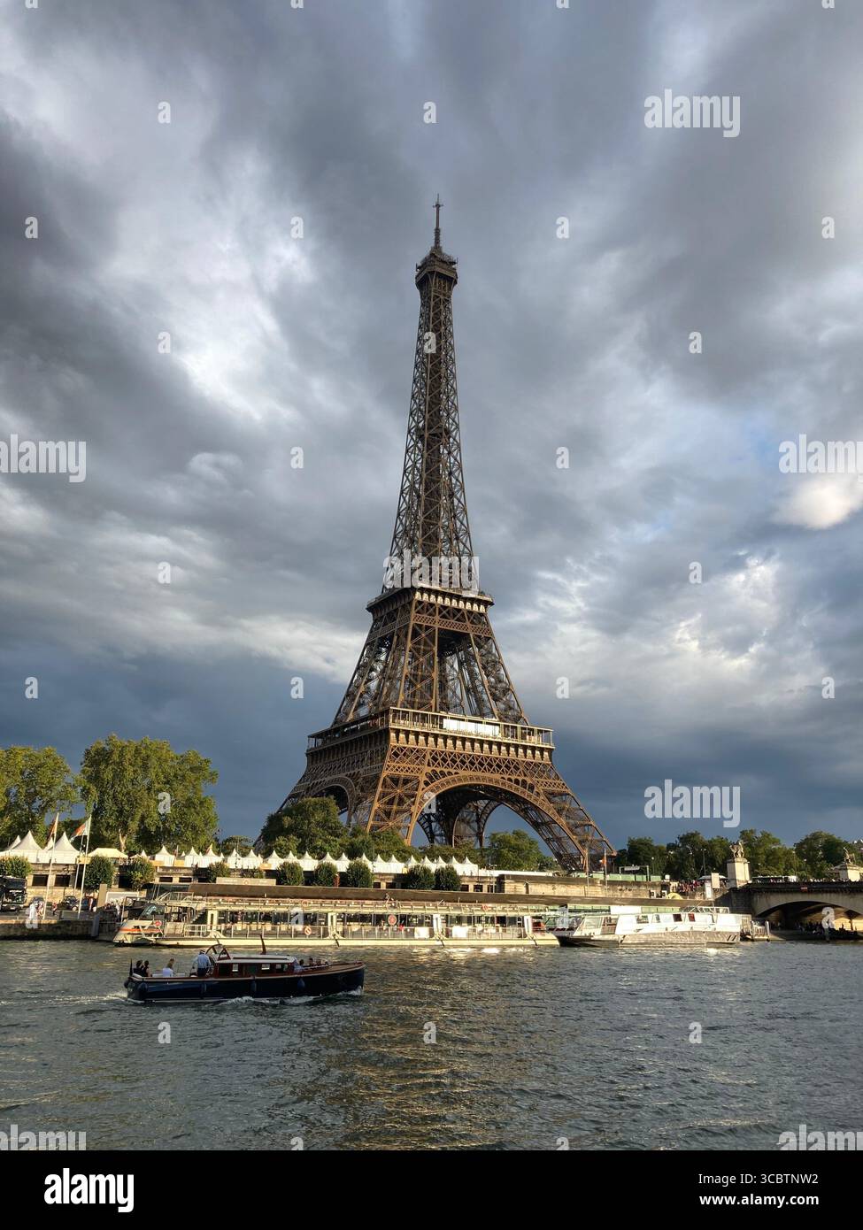 Eiffelturm bei Sonnenuntergang bei bewölktem Tag Stockfoto