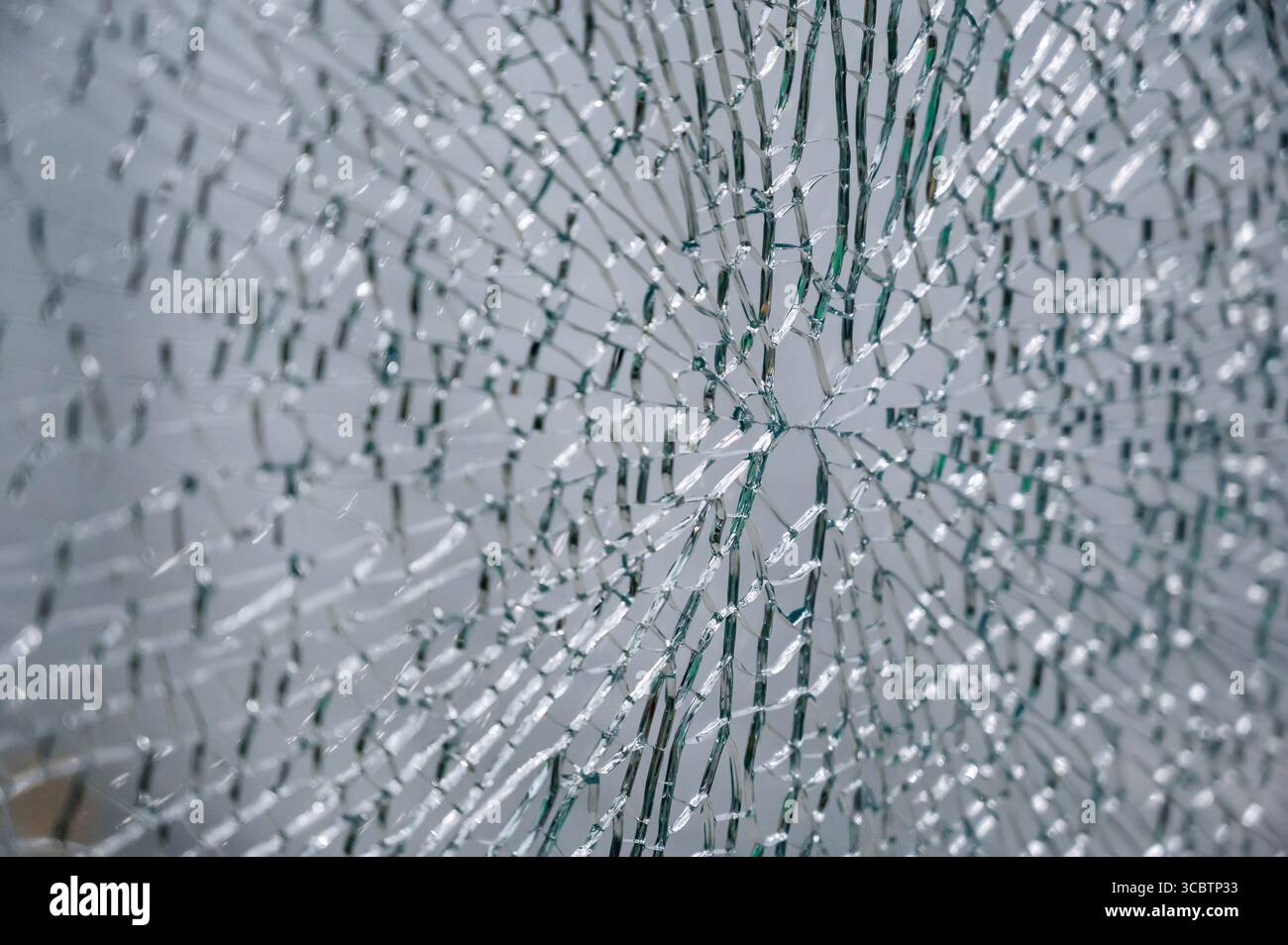 Durchsichtiges Glas, in eine große Anzahl von Fragmenten und Teilen gebrochen Stockfoto