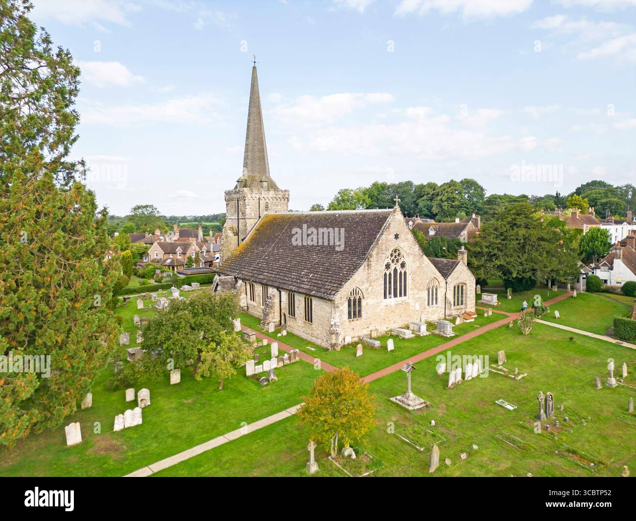 Aus der Vogelperspektive der heiligen dreifaltigkeitskirche und des Friedhofs im Cuckfield westlich von sussex Stockfoto