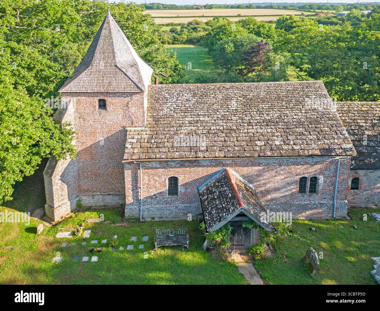 Aus der Vogelperspektive der St. peters Kirche aus dem 16. Jahrhundert in Twineham in West sussex Stockfoto