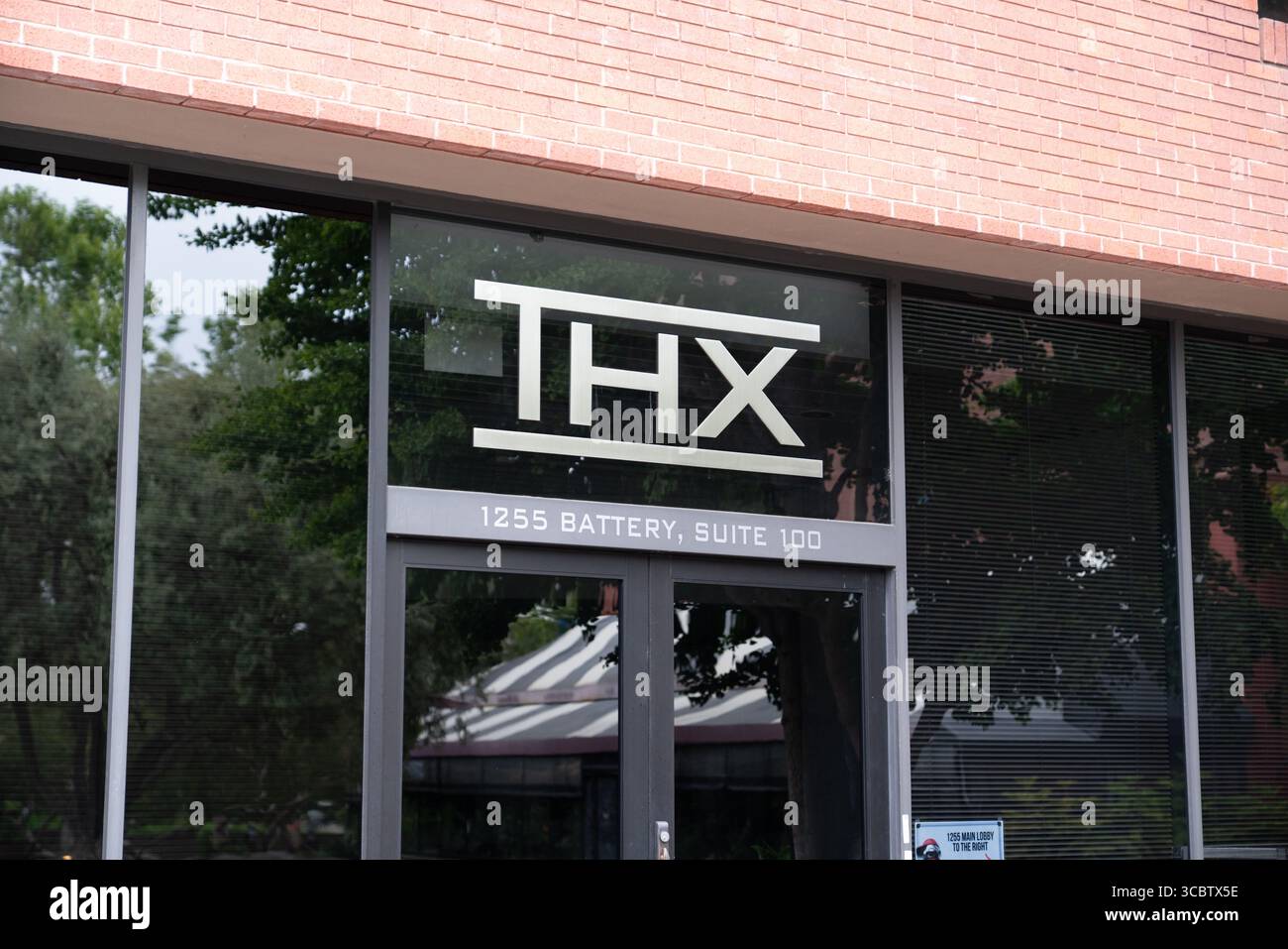 Außenaufnahme des THX American High-Fidelity Audio/Sound-Unternehmens in Battery Street, San Francisco, Kalifornien, USA Stockfoto