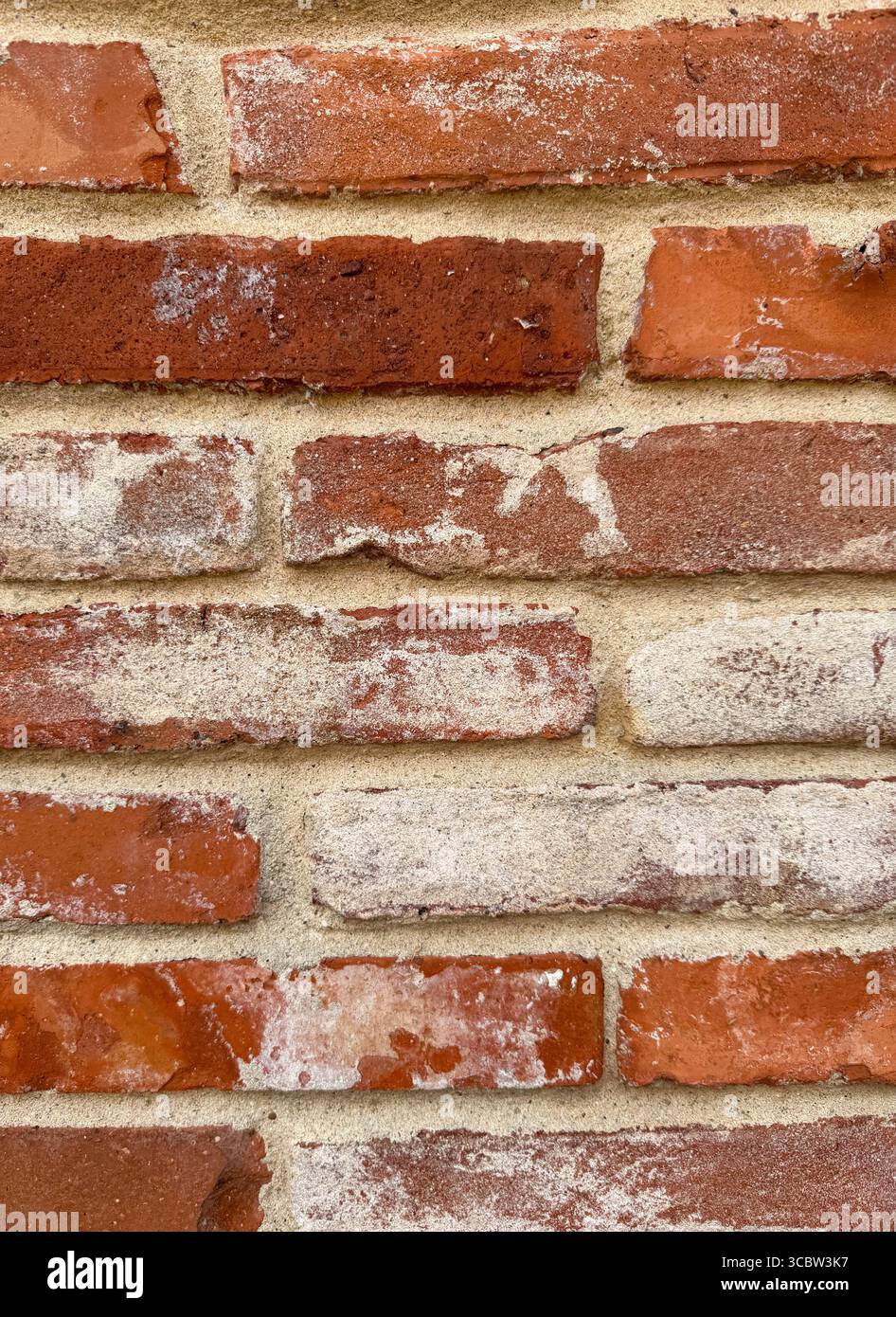 Nahaufnahme der verwitterten roten Ziegelmauer mit Mörtellinien Stockfoto
