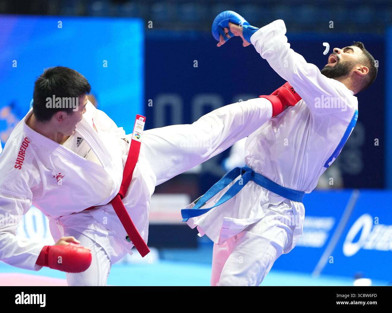 Chengdu, Chinas Provinz Sichuan. August 2025. Zhai Ang (L) aus China tritt gegen Taha Mahmoud aus Ägypten während des 84-kg-Pool-Runden-Matches der Herren Karate bei den World Games 2025 in Chengdu, südwestchinesische Provinz Sichuan, am 9. August 2025 an. Quelle: Jiang Hongjing/Xinhua/Alamy Live News Stockfoto