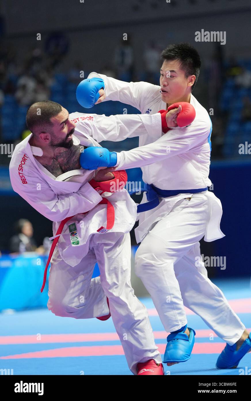 Chengdu, Chinas Provinz Sichuan. August 2025. Zhai Ang (R) aus China tritt gegen Saleh Abazari aus dem Iran während des 84 kg schweren Kumit-Runde-Spiels Karate bei den World Games 2025 in Chengdu, südwestchinesischer Provinz Sichuan, am 9. August 2025 an. Quelle: Jiang Hongjing/Xinhua/Alamy Live News Stockfoto