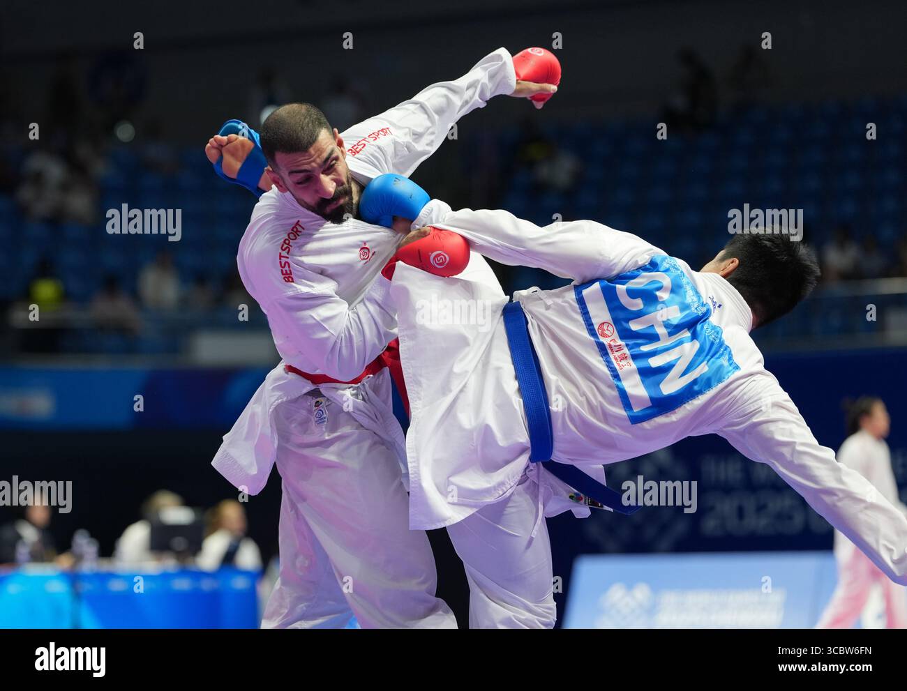 Chengdu, Chinas Provinz Sichuan. August 2025. Saleh Abazari (L) aus Iran tritt gegen Zhai Ang aus China während des 84 kg schweren Kumit-Runde-Matches von Karate bei den World Games 2025 in Chengdu, südwestchinesische Provinz Sichuan, am 9. August 2025 an. Quelle: Jiang Hongjing/Xinhua/Alamy Live News Stockfoto
