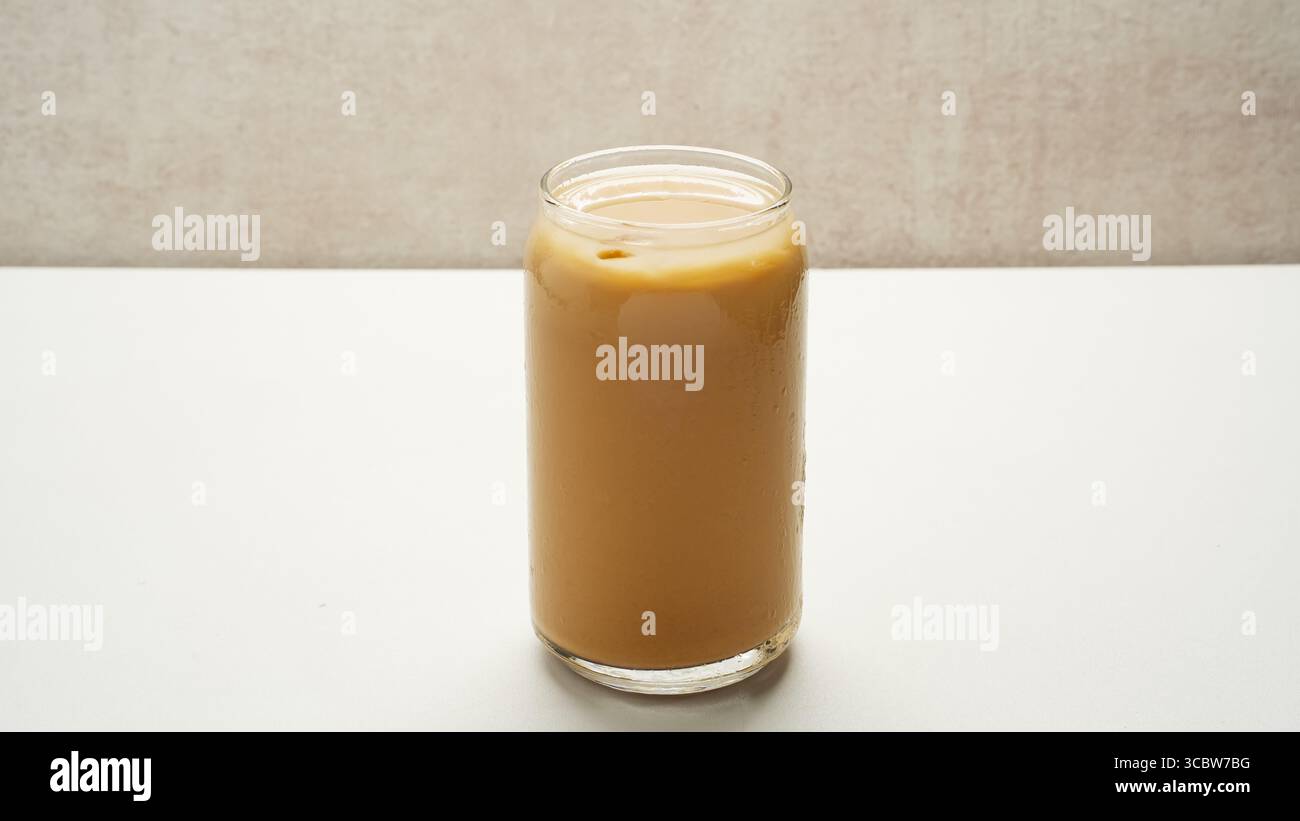 Eiskaffee Latte auf weißem Hintergrund Stockfoto