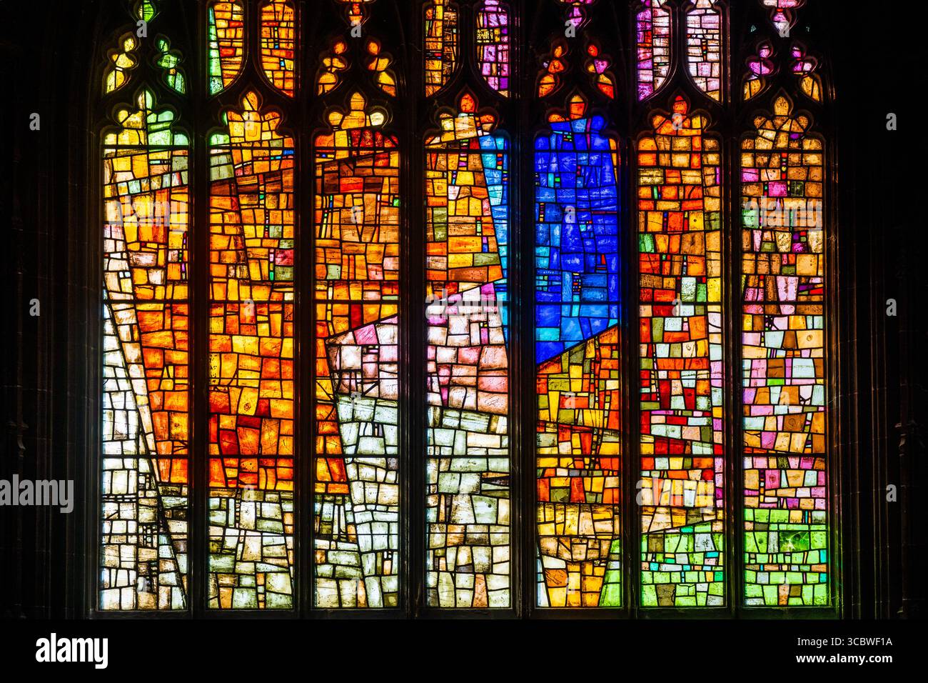 Manchester, Lancashire, England, Großbritannien - März 2022: Buntes Buntglasfenster in der Kathedrale von Manchester, der Kathedrale und der Collegiate Church of St Stockfoto