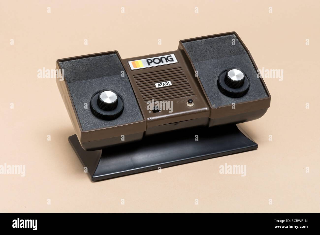 Pavia, Lombardei, Italien - 23. November 2024: Atari Pong Home Console ab 1975 im Strg+Alt Museum. Der LSI-Chip erlaubte es, die Abmessungen von A Zu reduzieren Stockfoto