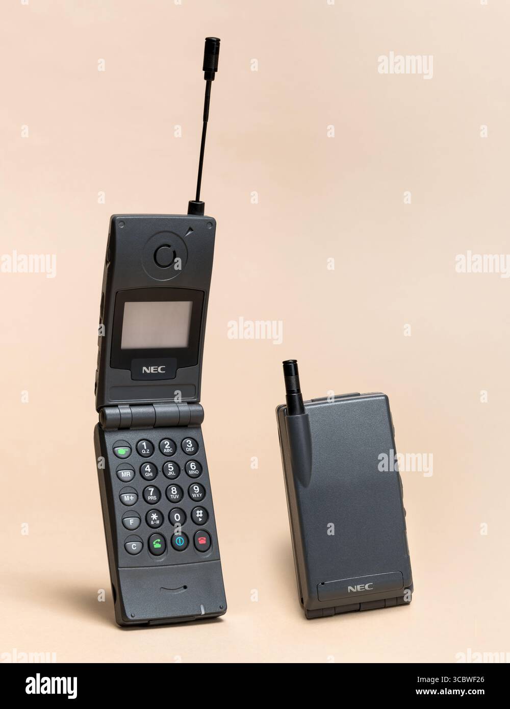 Pavia, Lombardei, Italien - 23. November 2024: Offenes und geschlossenes NEC-Klapptelefon, das die technologische Entwicklung in der Telekommunikation zeigt. Wird mit STRG + Alt angezeigt Stockfoto