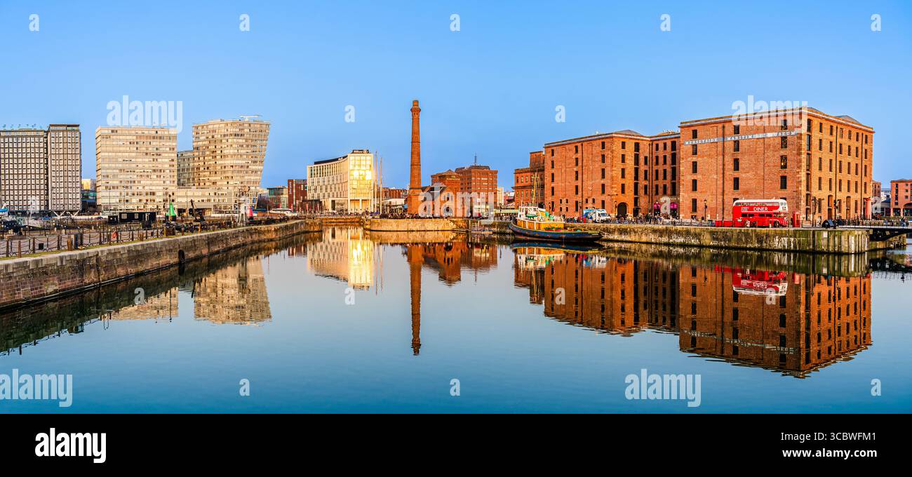 Liverpool, Lancashire, England, Großbritannien - März 2022: Royal Albert Docks an der Waterfront Pier Head Promenade von Liverpool Stockfoto