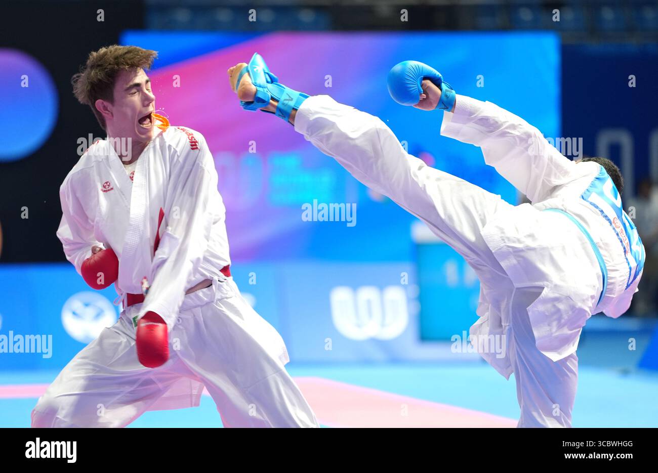 Chengdu, Chinas Provinz Sichuan. August 2025. Rob Josephus Pascal Jules Timmermans (L) aus Aruba tritt gegen Ryzvan Talibov aus der Ukraine an, während des 84-kg-Pool-Runden-Matches der Herren-Kumite des Karate-Events bei den World Games 2025 in Chengdu, südwestchinesischer Provinz Sichuan, 9. August 2025. Quelle: Jiang Hongjing/Xinhua/Alamy Live News Stockfoto