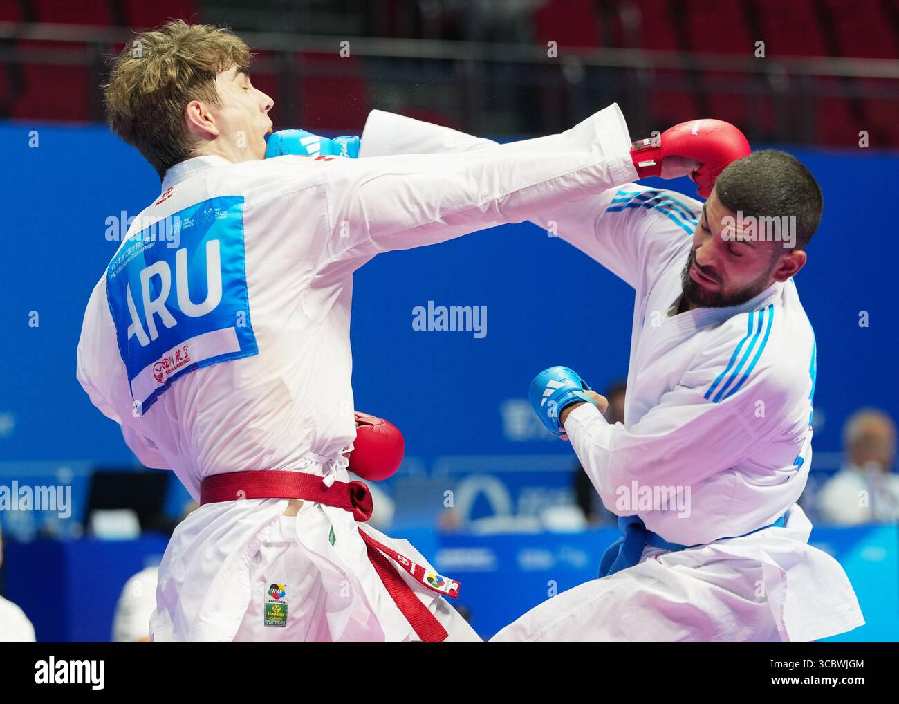 Chengdu, Chinas Provinz Sichuan. August 2025. Rob Josephus Pascal Jules Timmermans (L) aus Aruba tritt gegen Mehdi Filali aus Frankreich an, während des 84-kg-Poollandenspiels der Männer bei den World Games 2025 in Chengdu, südwestchinesischer Provinz Sichuan, 9. August 2025. Quelle: Jiang Hongjing/Xinhua/Alamy Live News Stockfoto