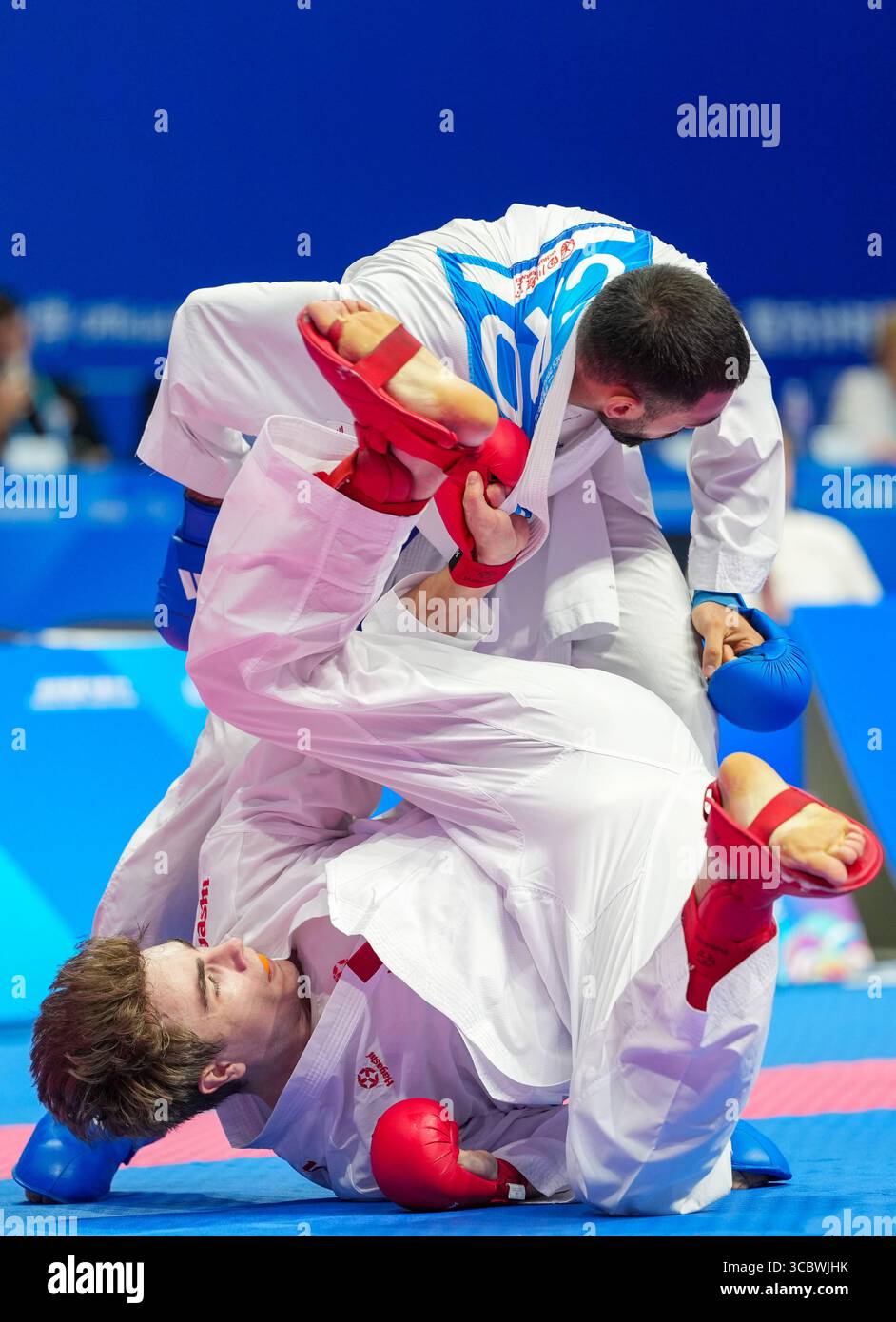 Chengdu, Chinas Provinz Sichuan. August 2025. Rob Josephus Pascal Jules Timmermans (unterster) aus Aruba tritt gegen Andjelo Kvesic aus Kroatien an, während des 84 kg schweren Poollandenspiels der Männer bei den World Games 2025 in Chengdu, südwestchinesischer Provinz Sichuan, 9. August 2025. Quelle: Jiang Hongjing/Xinhua/Alamy Live News Stockfoto