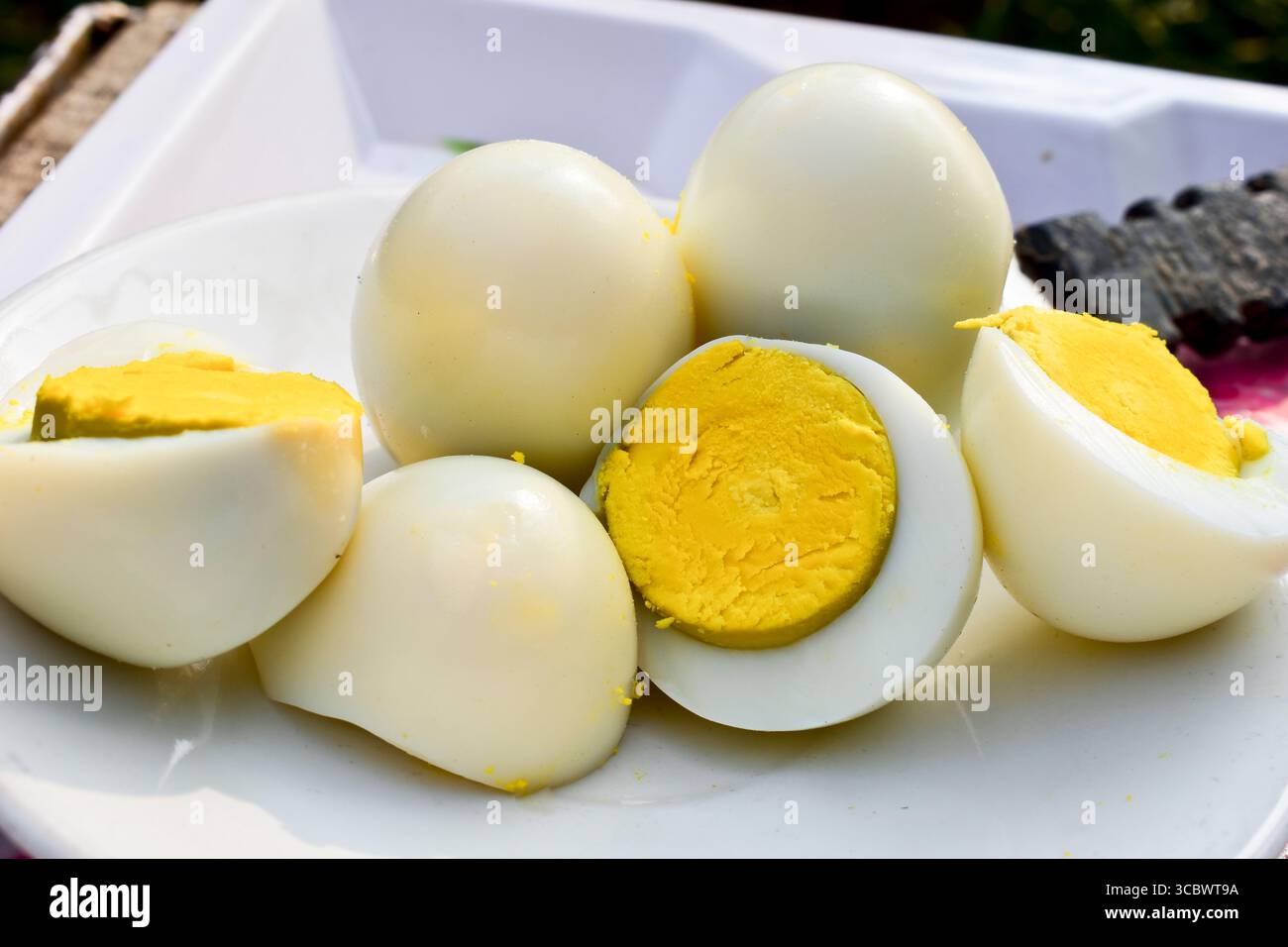 Gekochte Hühnereier im Gericht, nahrhafte Nahrung für den Körper Stockfoto