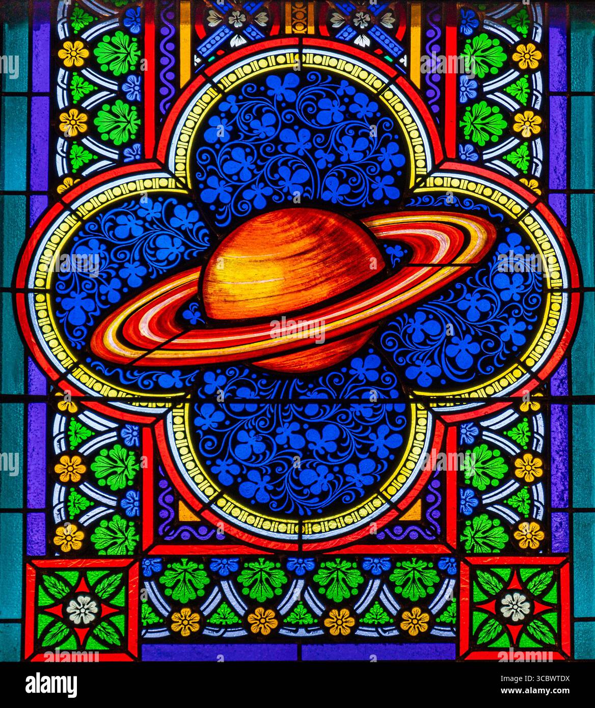Köln, Nordrhein-Westfalen, Deutschland - August 2018: Saturn, buntes Buntglasfenster im Kölner Dom Stockfoto