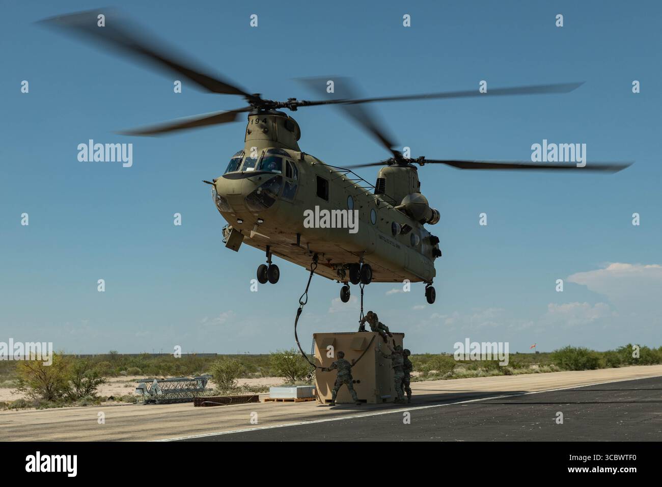 US-Soldaten mit der 101. Division Sustainment Brigade, die der Joint Task Force-Southern Border (JTF-SB) zugewiesen ist, räumen das Gebiet nach der Sicherung einer ISU-90 Stockfoto