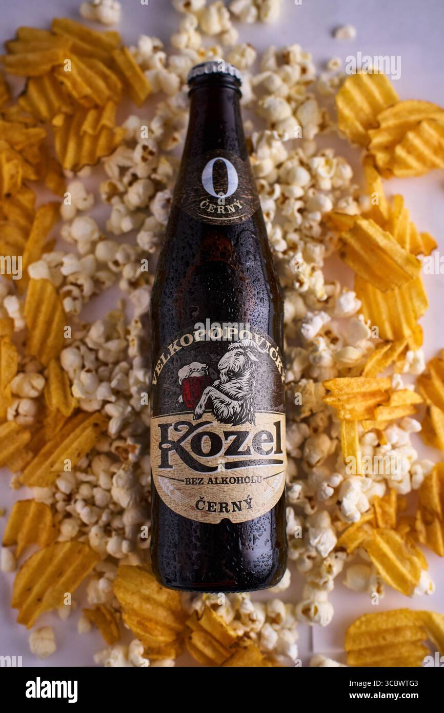Tyumen, Russland - 8. Juli 2025: Craft Beer kozel serviert mit knusprigen Snacks, die eine perfekte Kombination für Entspannung schaffen Stockfoto