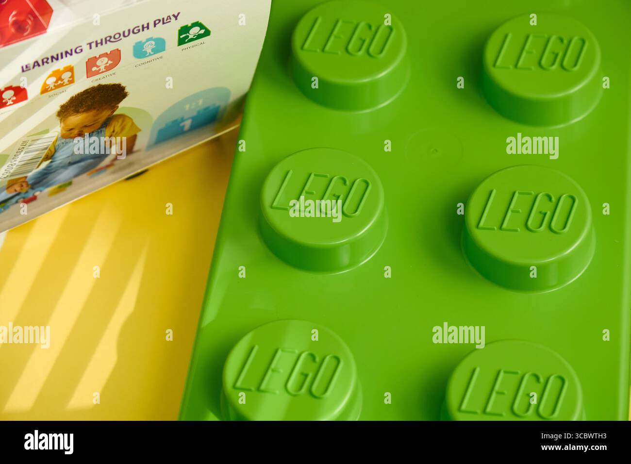 Tyumen, Russland-8. Juli 2025: Bunte Bausteine, die Lego in einem grünen Container mit endlosen kreativen Darstellungen angeordnet hat Stockfoto