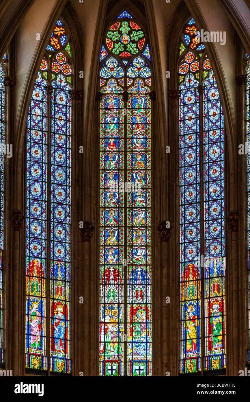 Köln, Nordrhein-Westfalen, Deutschland - August 2018: Bunte Buntglasfenster im Kölner Dom Stockfoto