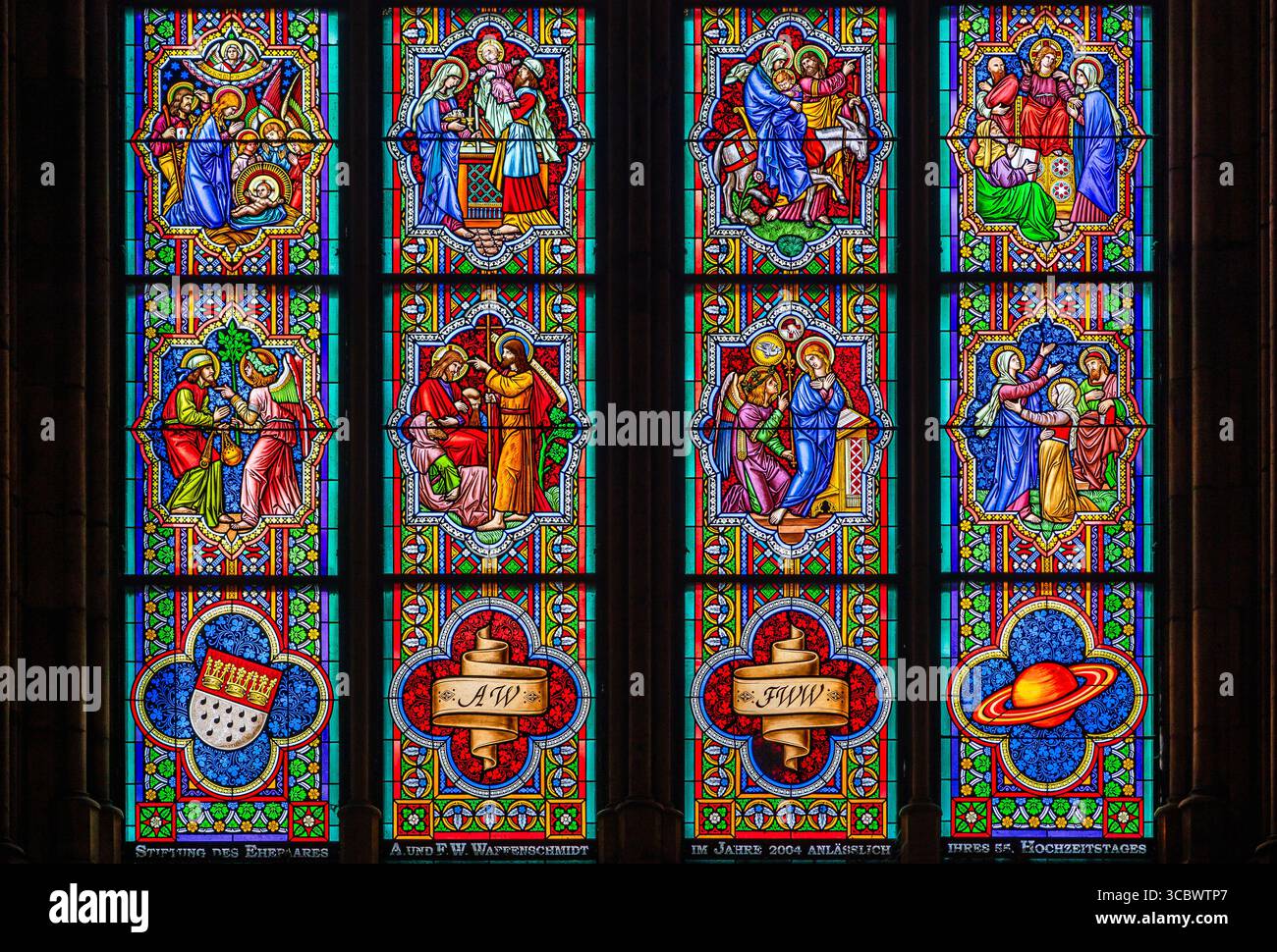 Köln, Nordrhein-Westfalen, Deutschland - 25. August 2019: Religiöse Szenen auf bunten Buntglasfenstern im Kölner Dom; Kathedrale Stockfoto
