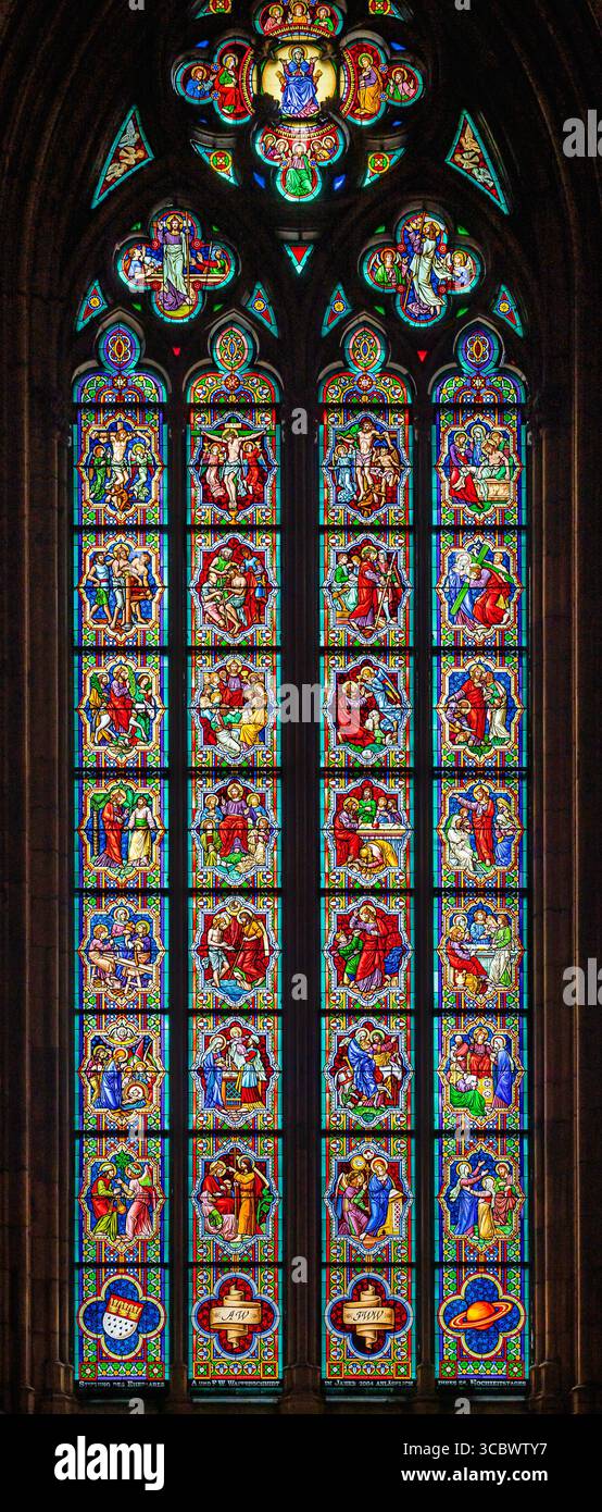 Köln, Nordrhein-Westfalen, Deutschland - August 2018: Religiöse Szenen auf bunten Buntglasfenstern im gotischen Kölner Dom, Cath Stockfoto