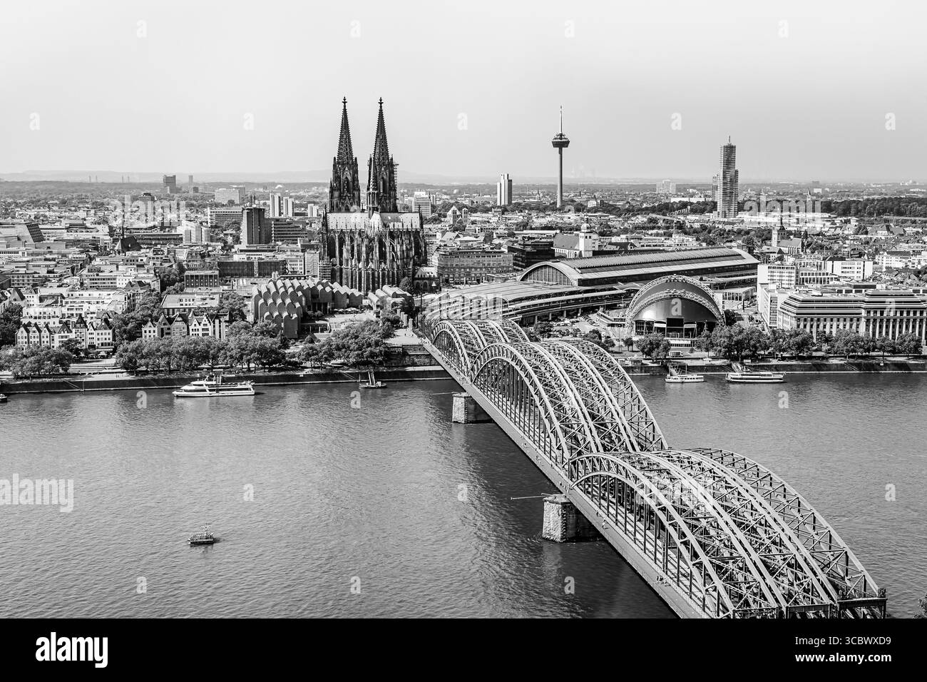 Köln, Deutschland: Panoramablick Antenne Landschaft des Gotischen katholischen Kölner Dom, Hohenzollernbrücke und dem Rhein. Stockfoto
