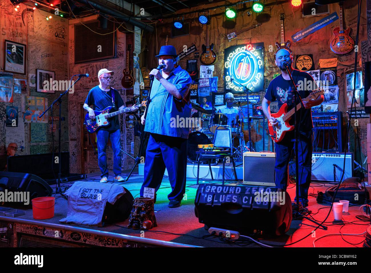 Steve Kolbus und die Clarksdale Blues Revue treten im Ground Zero Blues Club in Clarksdale, Mississippi, USA auf Stockfoto