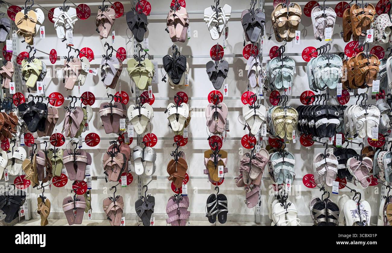 Sandalen werden im Zudio Store in Guwahati, Indien, während eines Monsun-Angebots am 1. August 2025 ausgestellt Stockfoto