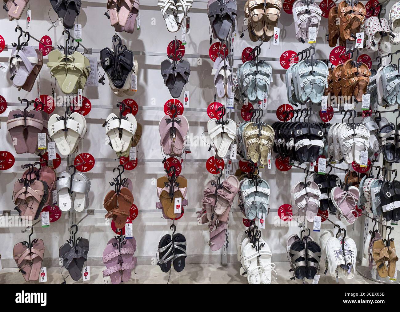 Sandalen werden im Zudio Store in Guwahati, Indien, während eines Monsun-Angebots am 1. August 2025 ausgestellt Stockfoto